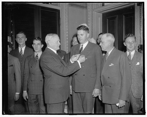 Pershing presents medals to outstanding CMTC trainees. Washington, D.C., Dec. 9. The John J. Pershing Medal for distinguished attainment in military education was presented to the outstanding trainees of the Citizens' Military Training Camps of 1937 by General Pershing today at the War Department. L