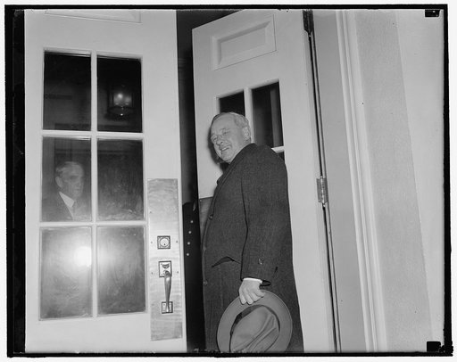 Landon pays a social call to the White House. Washington, D.C., Dec. 10. Alf Landon, former governor of Kansas and recently runner against Roosevelt for the Presidency, photographed at the White House today, where he paid his respects to the President and who will go with [?] the President to attend