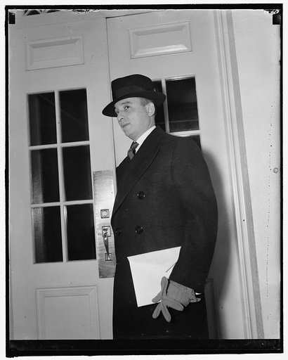 President breaks precedent. Washington, D.C., Dec. 15. President Roosevelt broke a precedent today when he received the new Minister from Nicaragua, Senor Dr. Don Leon De Bayle, in the Executive offices instead of the White House Blue Room. Wearing business clothes instead of the customary dress uni