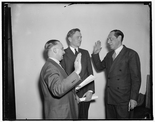 New SEC member takes oath. Washington, D.C., Dec. 27. Declaring himself to be neither a radical nor a conservative but an enthusiastic "new dealer", Jerome N. Frank today took the oath of office as a member of the Securities and Exchange Commission. Frank, a former legal counsel for the WPA and the 