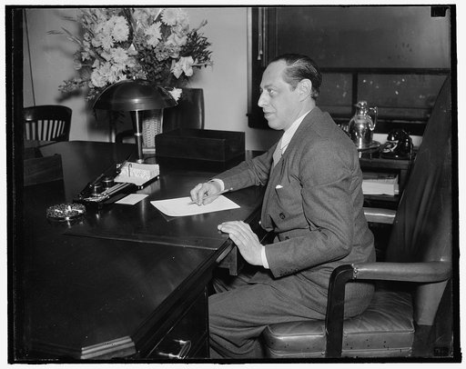 New SEC member. Washington, D.C., Dec. 27. A new informal portrait of Jerome N. Frank who was sworn in as a member of the Securities and Exchange Commission this morning. Frank, formerly of the AA and WPA, succeeds James M. Landis who resigned his post to become Dean of the Harvard Law School. John 