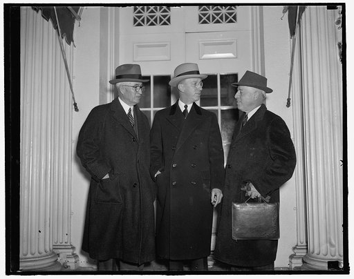 Utility operators meet Roosevelt. Washington, D.C., Jan. 11. President Roosevelt and western private utility operators today discussed elimination of duplicating utility facilities and creation of investor confidence in the industry, the President conferred with, left to right: John Carpenter, Presi