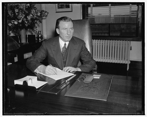 New member of the SEC. Washington, D.C., Jan. 14. J.W. Hanes, former Wall Street banker, was sworn in today as a member of the Security Exchange Commission. "I believe there is an opportunity for real cooperation between business and Government, that's my only idea in coming down here," 1/13/38