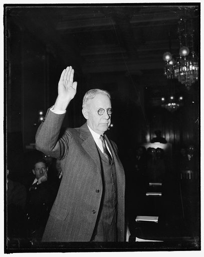 Senate Committee questions Inspector General of Army. Washington, D.C., Jan. 18. Maj. Gen. Walter Reed, Inspector General of the Army, takes the oath before testifying before the Senate Public Lands Committee. Questioned by the committee on the alleged defalcations totaling $87,000 of reno[...] Stit