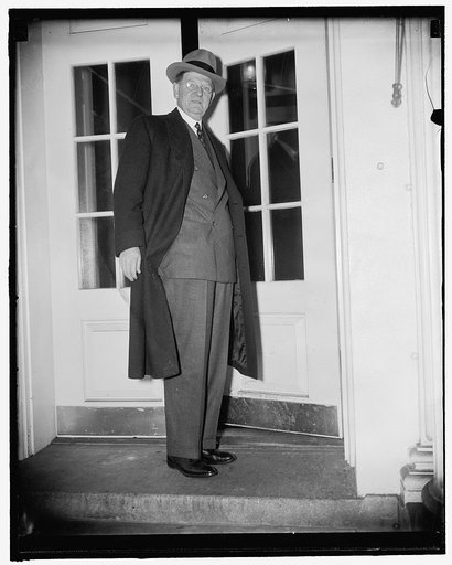 Chicago Mayor discusses Illinois political situation with President. Washington, D.C., Jan. 18. Mayor Edward Kelly of Chicago arriving at the White House for a conference with President Roosevelt on the Illinois political situation. After the meeting Kelly told newsmen that no conclusions were reach