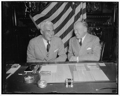 Presidential smiles. Washington, D.C., March 1. High Commissioner of the Philippines Paul McNutt, whose friends [...] to have already thrown his hat into the p[...] ring, snapped a few days [...] in the Capitol