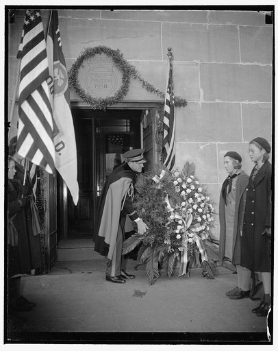...] Capta[...] Ritchie, aide to pres. lays wreath at Wash. Monument