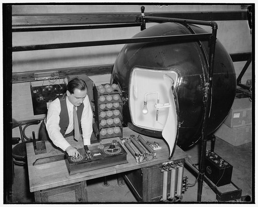 Test electric light bulbs for Uncle Sam. Washington, D.C., March 21. Purchasing on an average of 4,000,000 electric light bulbs annually, Uncle Sam is probably one of the largest users of light in the country. The National Bureau of Standards sees that the government gets value received in purchases