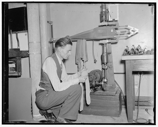 Hosiery testing machine. Washington, D.C., March 23. At the request of the General Federation of Women's Clubs, the U.S. Bureau of Standards has developed a hosiery testing machine. The machine simulates the force acting on a stocking at the knee and garter clasps in use. A survey was made of women'