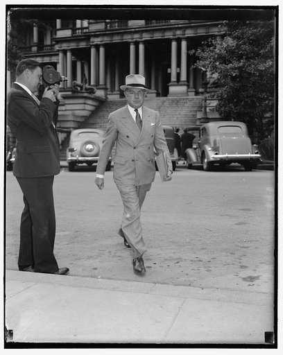 Secretary of War attends emergency cabinet meeting. Washington, D.C., Sept. 16. The unusual happened in Washington today, when Sec. of War Harry Woodring, dashed past a movie photogrpaher, to attend the hurriedly called cabinet meeting due to the unsettled condition of Europe, the Secretary of War s