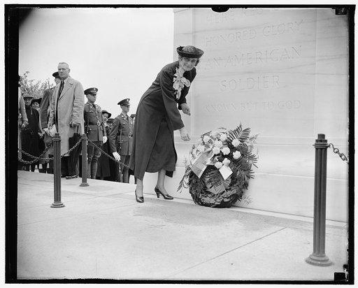 D.A.R. honors the unknown soldier. Washington, D.C., April 22. Mrs. William Becker, Pres. General of the D.A.R. photographed as she placed a wreath on the Tomb of the Unknown Soldier at Arlington today, 4/22/38