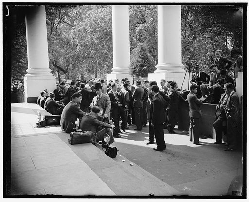 Newsmen await Henry Ford. Washington, D.C., April 27. Reporters and news cameramen waiting outside the White Housue for Henry Ford to emerge from a conference with President Roosevelt. The wait was in vain, as far as news was concerened, because the motor magnate refused to make a statement of leavi