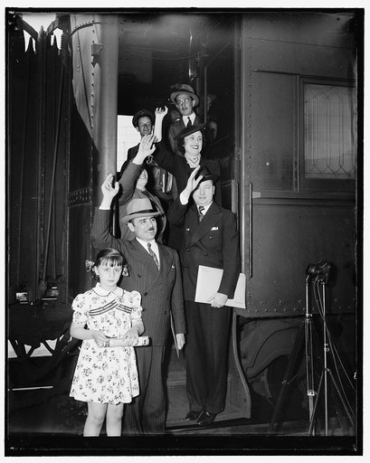 Schoolboy patrols march. Washington, D.C., May 7. Reports that 800 war veterans with rubber hoses were mobilizing to prevent their speeches denouncing Mayor Hague in Jersey City tonight failed to halt the plans of Reps. Jerry O'Connell, (D. Mont.) and John T. Bernard, (F.L. Minn.) who are shown leav