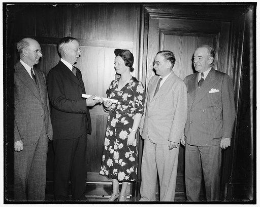 Presented National Geographic Society Award. Washington, D.C., May 20. Director of the National Zoological Park and Mrs. William M. Mann were today presented with the Franklin L. Burr award, which carries with it a prize of $1000, by the National Geographic Society for the results gained in their bi