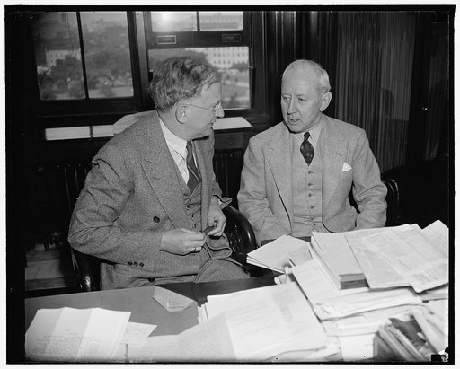 Discuss rail strike threat. Washington, D.C., May 20. David B. Robertson (right) President of the Brotherhood of Locomotive Firemen and Enginermen, discuss with Chairman Burton K. Wheeler of the Senate Interstate Commerce Committee, the threatened "Nation-Wide" strike bode of the railway labor union