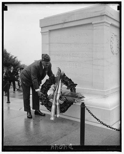E.R. Antivert placing wreath at Tomb of Unknown Soldier