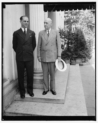 White House callers. Washington, D.C., June 8. Harry H. Schaffer, Commander-N-Chief of the Jewish war veterans, arriving at the White House today with Brig. Gen. John T. Hines, (right) Director of the U.S. Veterans Bureau, for a call on President Roosevelt, 6/8/38