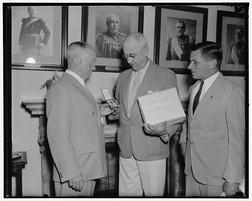 Chief of Staff accepts medals for awards to outstanding C.M.T.C. students. Washington, D.C., June 14. U.S. Chief of staff Malin Craig today received from the Veterans of Foreign Wars 46 medals which will be awarded in 1938 to the outstanding basic students of the citizens' millitary training camps t