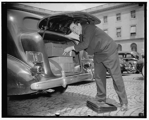 Ready for home. Washington, D.C., June 14. Senator Rush D. Holt, Democrat of West Virginia and baby member of the Senate, packs his automobile in readiness for a quick trip home as soon as Congress adjourns this week, 6/14/38