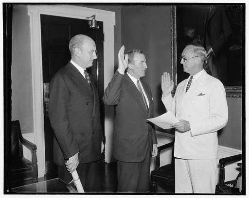 Hanes take oath as Assistant Secretary of Treasury. Washington, D.C., July 1. John W. Hanes, former New York broker and member of the S.E.C., pictured taking the oath of office today as Assistant Secretary of The Treasury from Frank Birgfeld, Chief Clerk of [...] Hanes will succeed Josephine Roche b