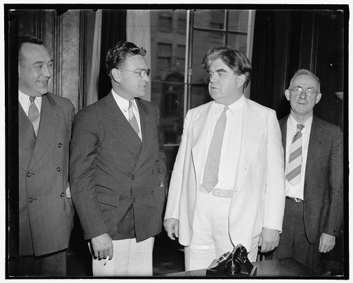 Attempt to settle UAW fight. Washington, D.C., Aug. 24. Homer Martin, President of the United Automobile Workers Union, pictured with John L. Lewis just before they went into conference with other C.I.O. officials in efforts to settle the factional fight now being waged within the UAWU. The meeting 