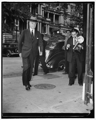 Secretary of State attends cabinet meeting. Washington, D.C., Sept. 16. Sec. of State Hull, after a conference last night with the President, confers at the White House again today with the entire cabinet upon the European situation, 9/16/38