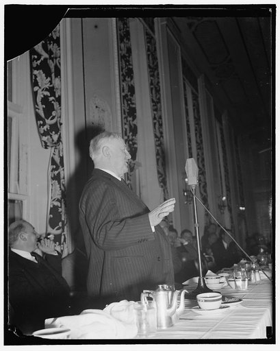 Famous Kansas editor talks to members of National Press Club. Washington, D.C., Sept. 20. Taking as his theme "a liberal looks cross-eyed at the White House" William Allen White, famous editor of The Emporia (Kan.) Gazette, today addressed member sof the National Press Club at a luncheon in his hono