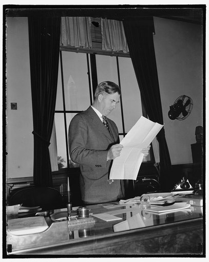 Agriculture Secretary. Washington, D.C., Sept. 22. A new and informal picture of Secretary of Agriculture Henry A. Wallace, made in his office today, 9/22/38
