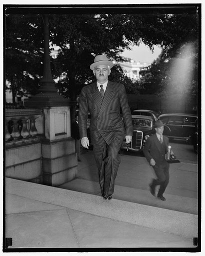 Czech representative sees Secretary Hull. Washington, D.C., Sept. 26. Dr. Karel Brejska, Charge D'Affairs of the Czechoslovakian Legation arriving at the State Department today for an appointment with Secretary Hull, 9/26/38