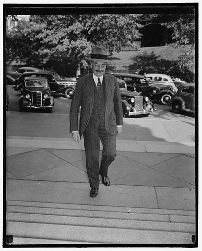 French Ambassador sees Secretary of State. Washington, D.C., Sept. 26. Count De Saint-Quentin, French Ambassador to the United States, arriving at the State Department today for a conference with Secretary of State Cordell Hull