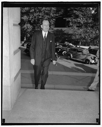 Hungarian Minister sees Secretary of State. Washington, D.C., Sept. 26. The State Department is a busy place these days. Here we see the Hungarian Minister John Pelenyi arriving at the State Department for an appointment with Secretary Hull, 9/26/38