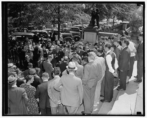 Crowd greets Czech Minister as he leaves conference with Secretary Hull. Washington, D.C., Sept. 27. War days of 1917 were recalled today as a crowd gathered before the entrance to the State Department today to greet Czechoclovakian Minister Vladimir Hurban following his conference with Secretary of