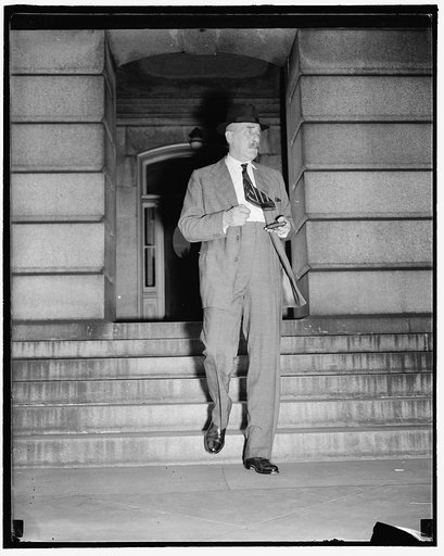 British Ambassador confers with Secretary of State Hull. Washington, D.C., Sept. 27. Sir Ronald Lindsay, British Ambassador to the United States, leaving the State Department today after discussing the International Situation with Secretary of State Cordell Hull