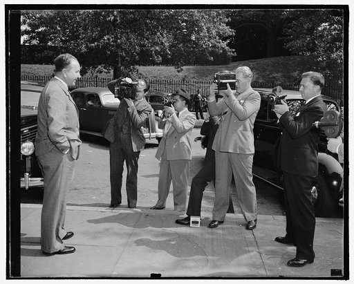 German Ambassador poses for cameramen. Washington, D.C., Sept. 21. German Ambassador Hans Dieckhofe stops to pose for cameramen as he leaves the State Department today following a conference with Secretary Hull, 9/28/38