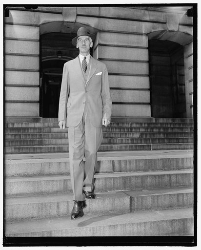 Counselor of Polish Embassy sees Secretary of State. Washington, D.C., Sept. 28. Today was another busy one for the State Department. Here we see the Counselor of the Polish Embassy, Witold Wankowicz leaving after a call on Secretary Hull, 9/28/38