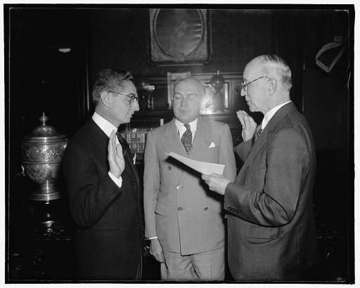 New Philippine Resident Commissioner takes Oath of Office. Washington, D.C., Sept. 30. Joaquin M. Elizade, (left) newly appointed Philippine Resident Commissioner, is pictured as he administered the Oath of Office today by Frank M. Hoadley, Assistant Chief Clerk of the War Department. Secretary of W