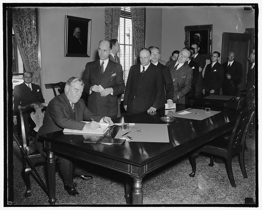 Lawyers sign register at opening of Supreme Court. Washington, D.C., Oct. 3. Probably the largest group of lawyers ever admitted to practice before the Supreme Court were granted this courtesy today as the court convened for the 1938-39 term. From all parts of the country came the barristers who are