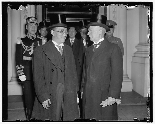 New Chinese Ambassador presents credentials Washington, D.C., Oct. 28. Dr. Hu Shih, the new Chinese Ambassador to the U.S., today presented his credentials to President Roosevelt and George T. Summerlin, Chief of the Division of Protocol of the State Dept. on the right