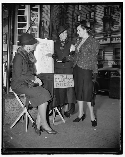 No vote. D.C. ballot boxes draped in black. Washington, D.C., Nov. 8. Election day was just another day for voteless District of Columbia. To impress upon Washingtonians what they are missing ballot boxes draped in black were places on the busiest corners of downtown. Members of the District League 