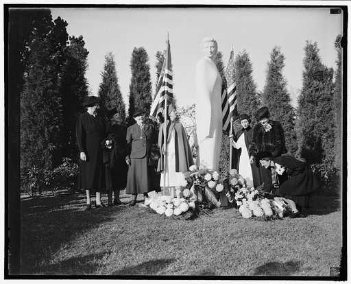 Memorial to Army and Navy Nurses unveiled in Arlington. Washington, D.C., Nov. 8. An 11 foot figure designed by Frances Rich, daughter of Irene Rich. Famous movie star was unveiled in Arlington Cemetery today by a nurse from the Army and one from the Navy, dedicated to the Army and Navy Nurses who g