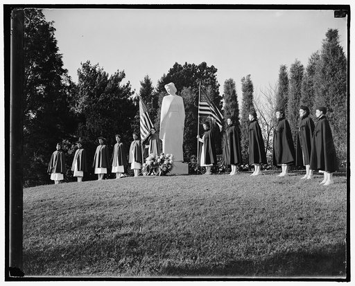 Memorial to Army and Navy Nurses. Washington, D.C., Nov. 8. A memorial was unveiled today at Arlington Cemetery dedicated to the memory of Army and Navy Nurses. The 11 foot tall monument was designed by Frances Rich, daughter of Irene Rich, famous movie actress, a nurse from the Army side, left and 