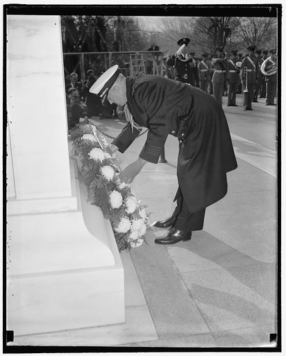 Places wreath on Tomb of Unknown Soldier for President Roosevelt. Washington, D.C., Nov. 11. Capt. Daniel J. Callaghan, Chief White House Naval Aide, places President Roosevelt's wreath at the tomb of the Unknown Soldier today - Armistice Day - While the Chief Executive looks on in silent prayer, 11