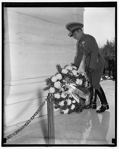 Pays homage to America's Unknown Soldier. Washington, D.C., Nov. 12. Cuba's Dictator, Col. Fulgencio Batista, placing a wreath on the Tomb of the Unknown Soldier in Arlington National Cemetery today, 11/12/38