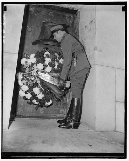 Cuban Dictator places wreath at Maine Memorial. Washington, D.C., Nov. 12. Col. Fulgencio, Cuban Dictator, placing a wreath at the Maine Memorial mast in Arlington National Cemetery today to honor the gallant U.S. seamen who lost their lives when the battleship was blown up in Havanna Harbor in 1898