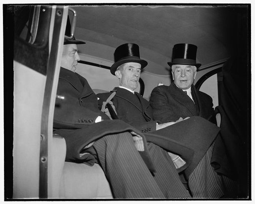 Canadian Prime Minister arrives. Washington, D.C., Nov. 17. Prime Minister MacKenzie King of Canada leaving Union Station upon his arrival today with Secretary of State Cordell Hull and Presidential Secretary of State Marvin McIntyre, center