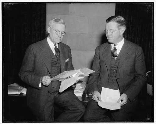 Discuss railroads' financial difficulties. Washington, D.C., Nov. 22. George H. Davis, President of the U.S. Chamber of Commerce, and Arthur Hill, right, President of Atlantic Greyhound Co. at a meeting of representatives all types of transportation today. They are seeking ways and means to solve th