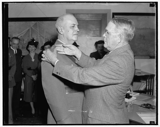 Gets star of Brigadier General. Washington, D.C., Dec. 1. Col. Maxwell Murray, left, appointed commandant of the Washington Provisional Brigade with the rank of Brigadier General, receives the star of the rank from his predecessor, Brig. Gen. Dane T. Merrill. Gen. Merrill, Gen. Merrill has been tran
