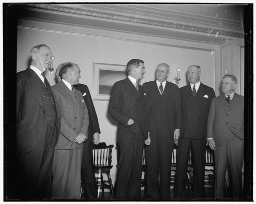 Cabinet members chat with Anthony Eden. Washington, D.C., Dec. 13. Anthony Eden's chat with members of President Roosevelt's cabinet seemed to have reached a serious vein when this pictures was made at the National Press Club today where the former Foreign Secretary was a luncheon guest. Eden is sho
