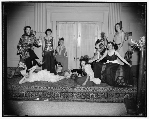 "Gridiron Women" hold frolic while men fete President at Press Club. Washington, D.C., Dec. 16. While the Gridiron Club of Washington is holding its annual dinner for the Presdient at the National Press Club, women officials, newspaper women, and wives of members and guests of the Gridiron Club, dub