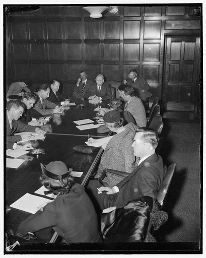 Commerce Secretary holds last press conference. Washington, D.C., Dec. 21. A full house of reporters greeted Secretary of Commerce Daniel C. Roper today at his last press conference preparatory to leaving the cabinet post on December 23, 12/21/38